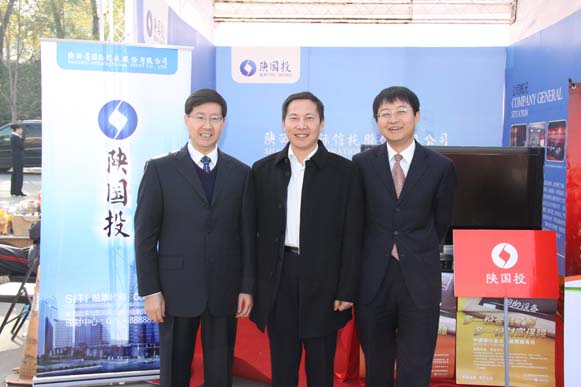 陜西證監(jiān)局局長(zhǎng)助理孔兵在公司宣傳工作臺(tái)前視察并合影