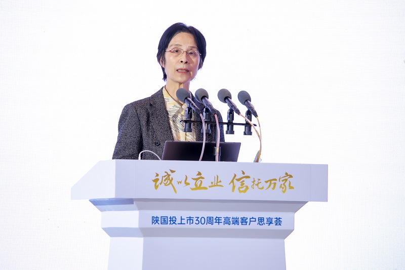 6.第十三屆全國(guó)人大常委、國(guó)務(wù)院原副秘書(shū)長(zhǎng)、中國(guó)工業(yè)經(jīng)濟(jì)學(xué)會(huì)會(huì)長(zhǎng)江小涓發(fā)表主旨演講.jpg