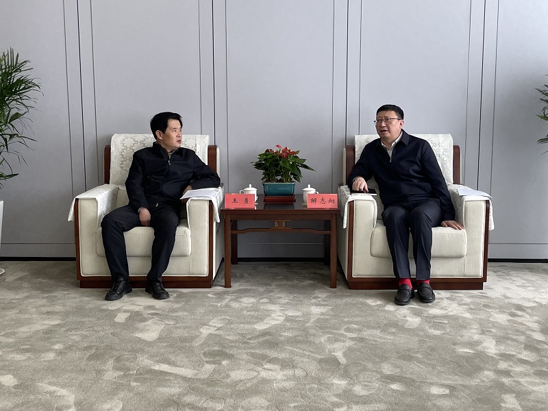 3月19日 公司黨委副書(shū)記、總裁解志炯拜會(huì)寶雞市政府主要領(lǐng)導(dǎo).jpg